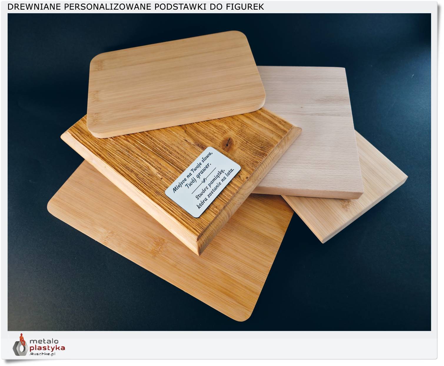 Do figurek podstawki z wygrawerowaną tabliczką