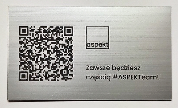 Ciekawy pomysł grawer jak wizytówka z kodem QR