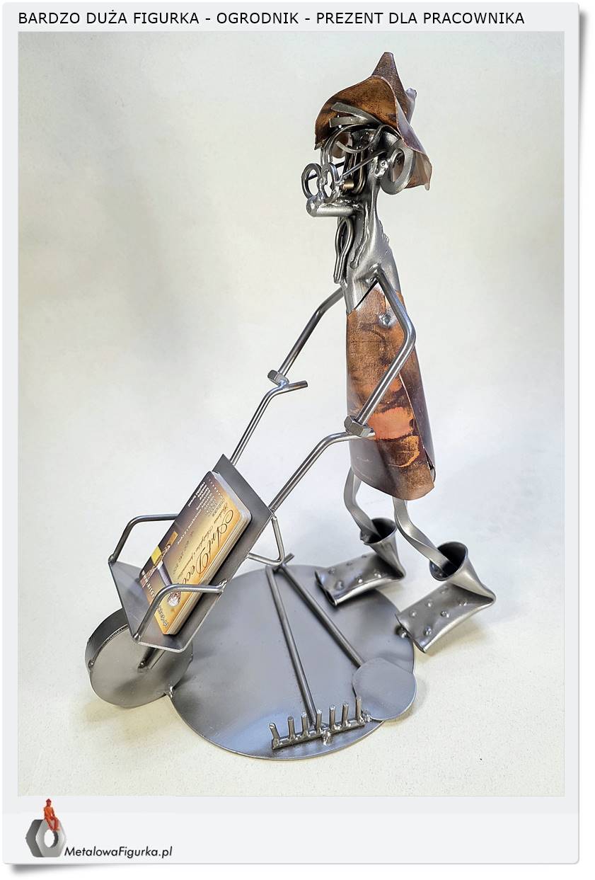 Śmieszna figurka z metaloplastyki jako wizytownik