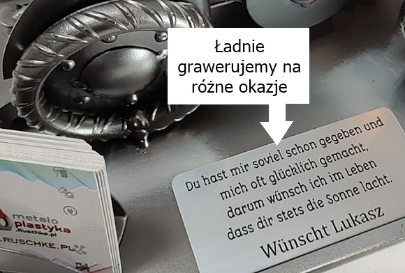 Traktor z metalu i wygrawerowanymi życzeniami dla obcokrajowca