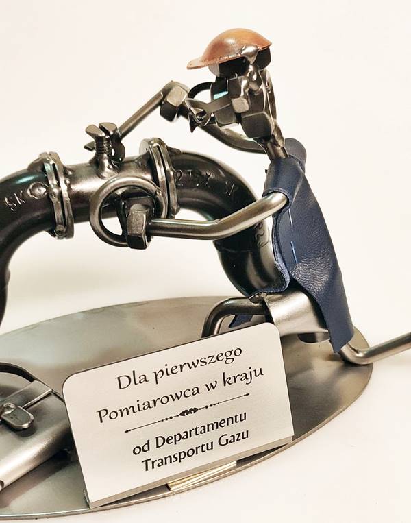 Przyk艂adowy tekst wygrawerowanej dedykacji Figurka z metalu i wygrawerowanymi 偶yczeniami dla pracownika