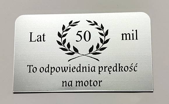 Śmieszny prezent z grawerem na 50 urodziny