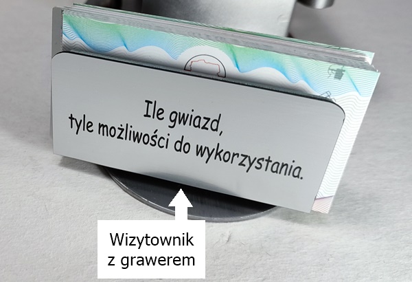 Figurka z wygrawerowanym wizytownikiem