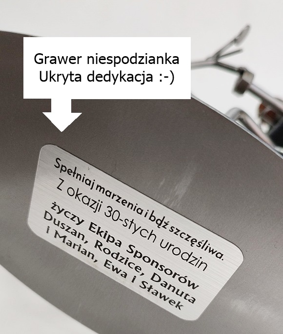 Wygrawerowana dedykacja ukryta od spodu figurki