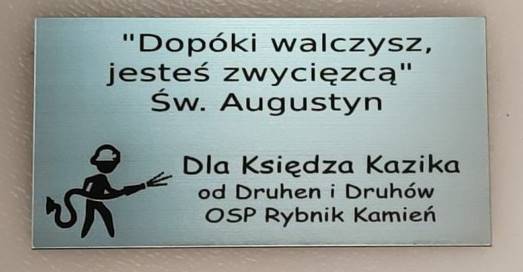 Grawer na Twoje życzenie jest wartością dodaną Wygrawerowana tabliczka z personalizowanymi życzeniami dla strażaka
