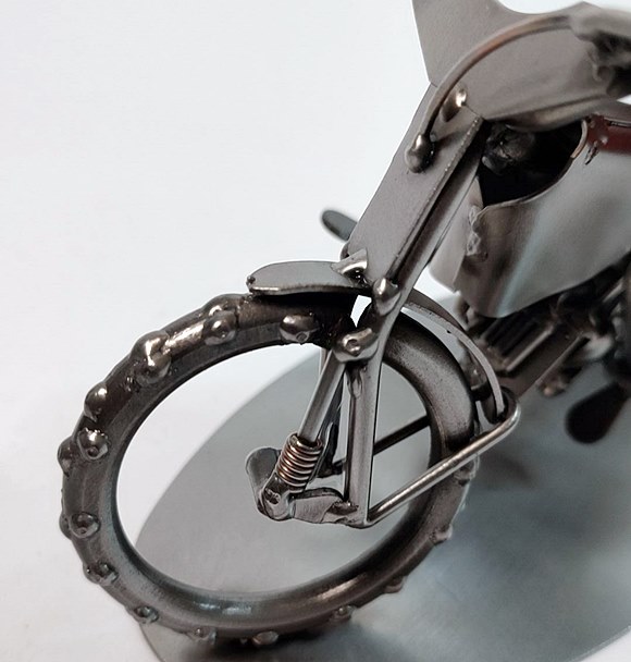 Metaloplastyka Polskie rękodzieło Figurka z metalu motor żużlowy