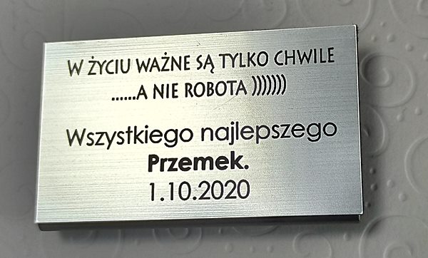 Propozycja wygrawerowanych życzeń na urodziny kolegi