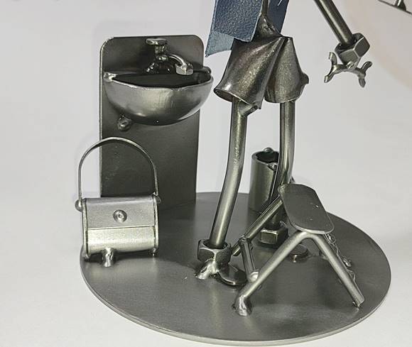 Polskie r臋kodzie艂o, to wysoka dba艂o艣膰 o detale Metaloplastyka figurka polskiego r臋kodzie艂a